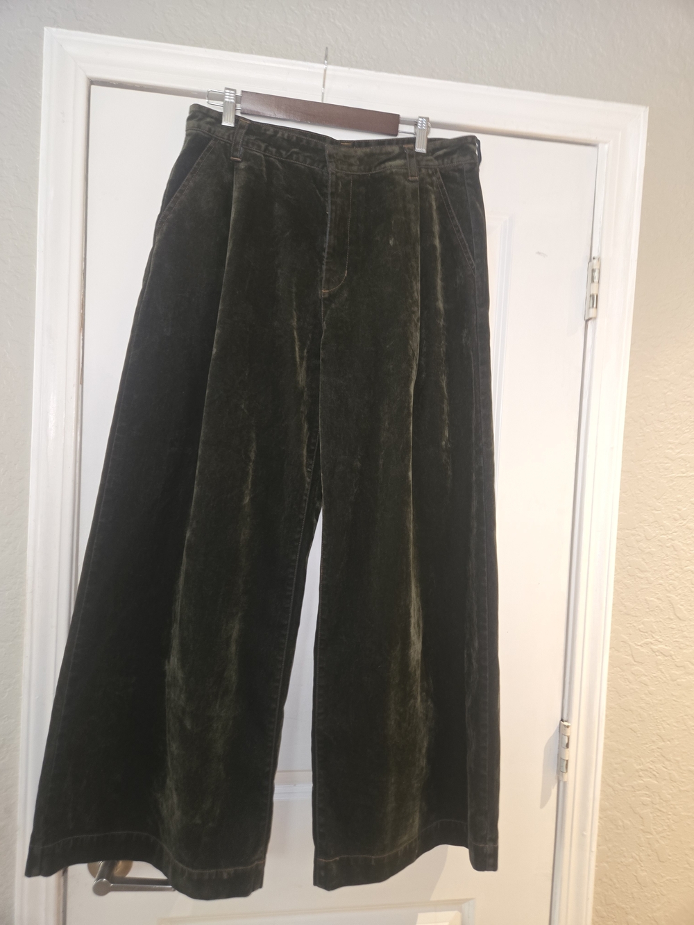 En Saison Wide-Leg Corduroy Pants in Olive